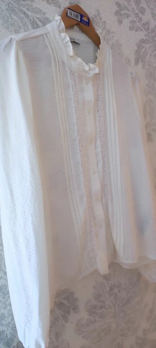 Blusa JDY blanca con tablillas y encaje