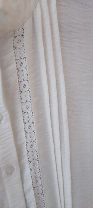 Blusa JDY blanca con tablillas y encaje