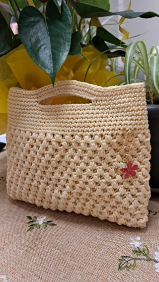 Borsa estiva uncinetto color butto con fiorellino