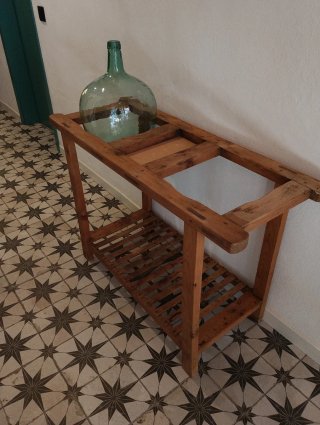 Mueble auxiliar rústico con damajuana 20L