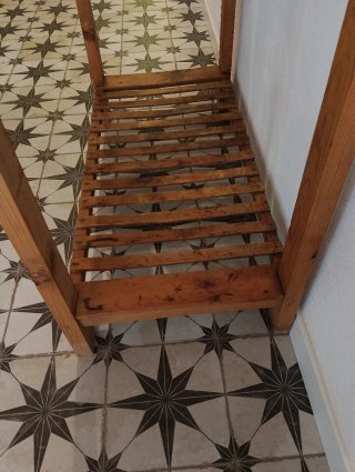 Mueble auxiliar rústico con damajuana 20L