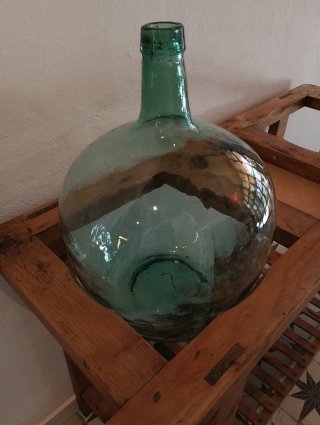 Mueble auxiliar rústico con damajuana 20L