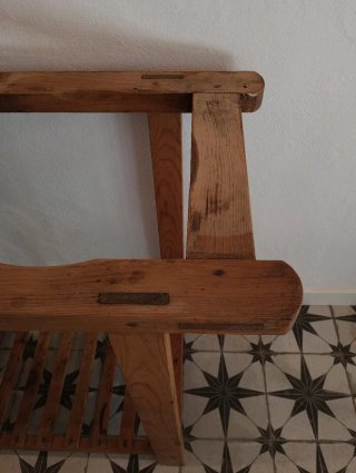 Mueble auxiliar rústico con damajuana 20L