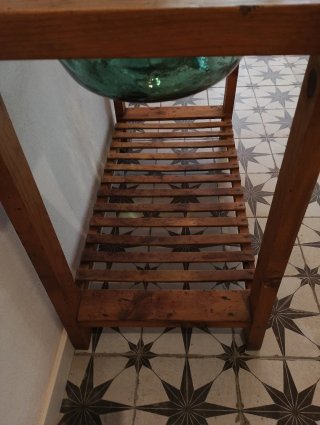 Mueble auxiliar rústico con damajuana 20L