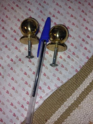 2 Pomos pequeños dorados