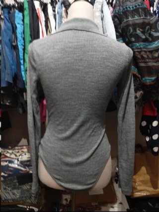Body gris manga larga cuello polo