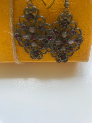 Pendientes largos plateados con pedrería