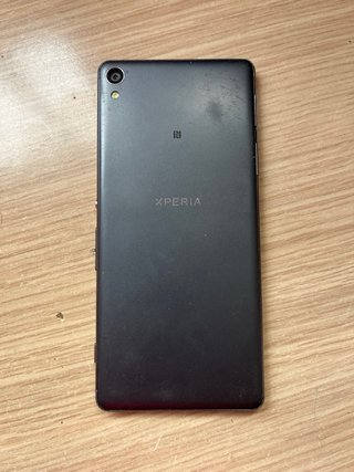 Sony Xperia Nero con Schermo Rotto