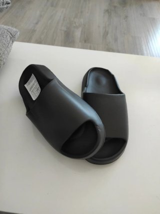 Chanclas negras para verano