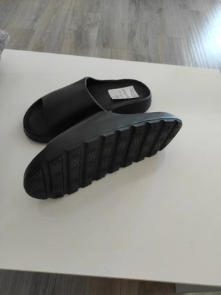 Chanclas negras para verano