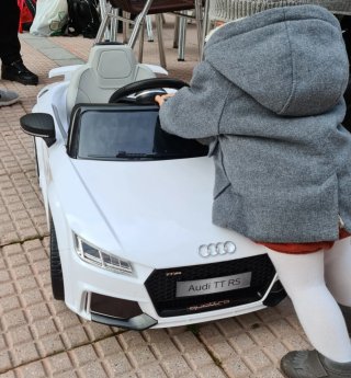 Coche eléctrico infantil Audi TT RS