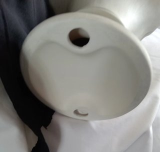 Figura de  mujer con sombrero