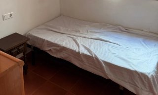 Cama individual con colchón y mesita