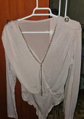 Body beige con cadena y hombreras