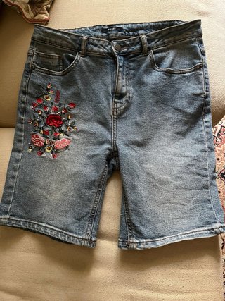 Pantalón corto vaquero bordado