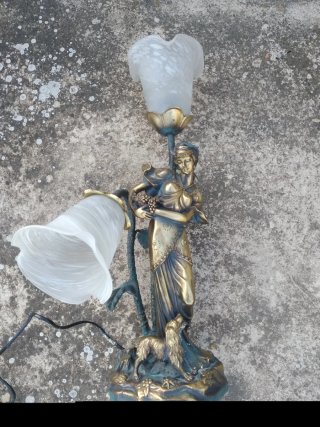 Figura-lámpara con dos tulipas
