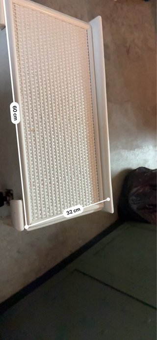 Baúl blanco de madera con ruedas
