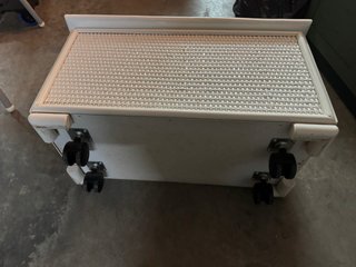 Baúl blanco de madera con ruedas