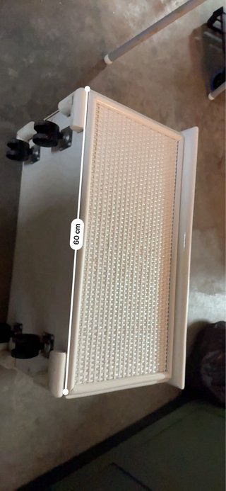 Baúl blanco de madera con ruedas