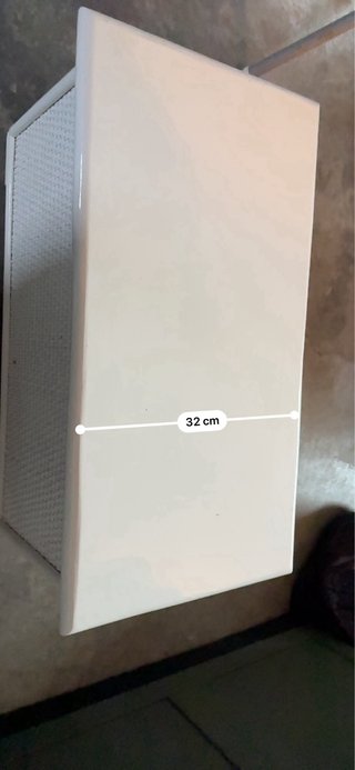 Baúl blanco de madera con ruedas