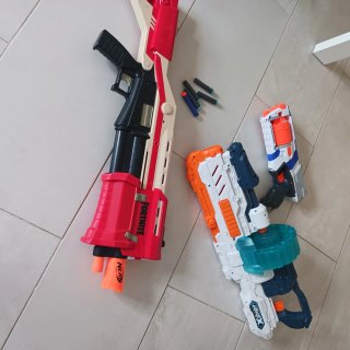 Pistolas XShot y Nerf con dardos