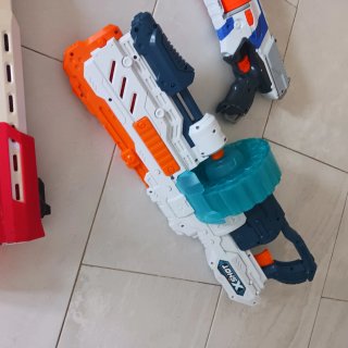Pistolas XShot y Nerf con dardos