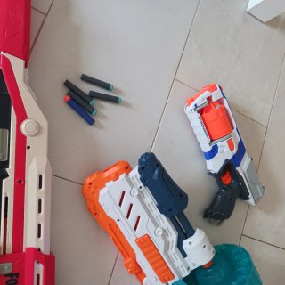 Pistolas XShot y Nerf con dardos