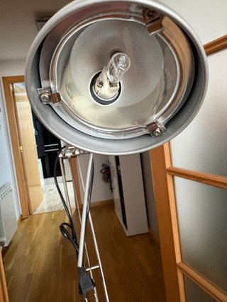 Lámpara de pie halógena gris