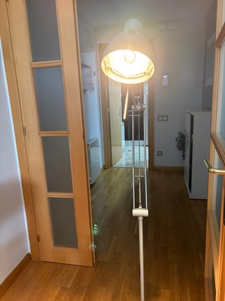 Lámpara de pie halógena gris