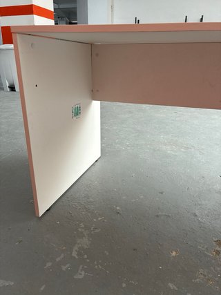 Mesa de oficina blanca moderna