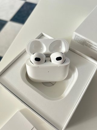 Airpods 3ª Gen con estuche de carga, caja y cable