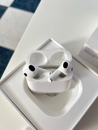 Airpods 3ª Gen con estuche de carga, caja y cable