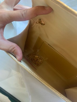 Bolso nuevo de mano dorado con cadena