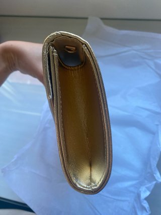 Bolso nuevo de mano dorado con cadena
