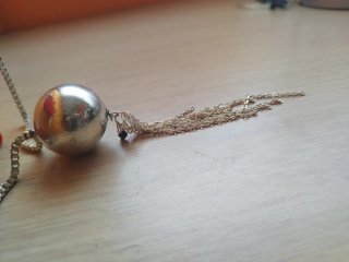 Collar plateado con esfera y flecos