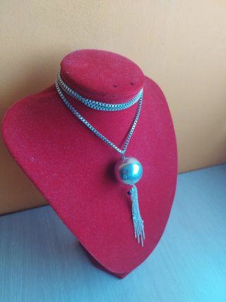 Collar plateado con esfera y flecos