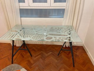 Mesa de cristal con diseño moderno