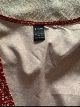 Falda vaquera y blusa estampada