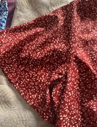Falda vaquera y blusa estampada