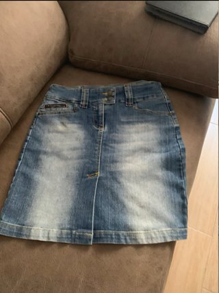Falda vaquera y blusa estampada