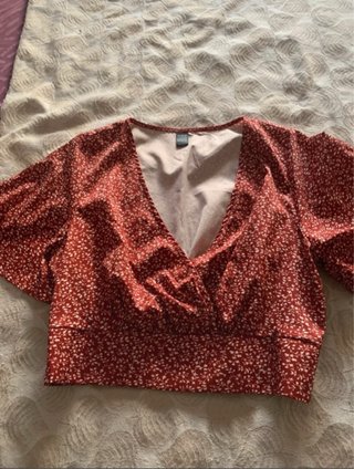 Falda vaquera y blusa estampada