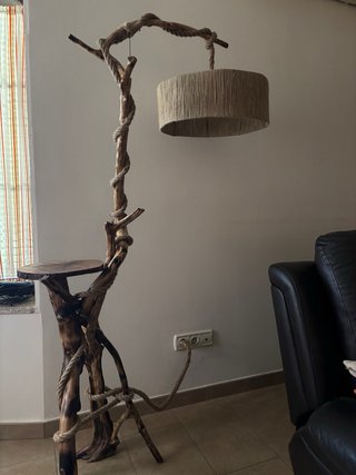 Lámpara de madera y cuerda hecha a mano.