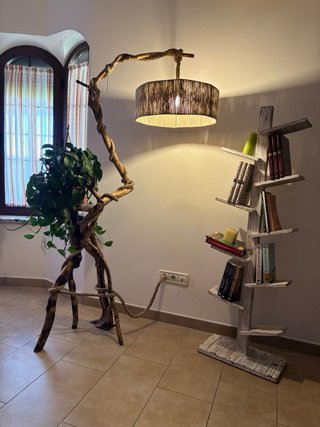 Lámpara de madera y cuerda hecha a mano.