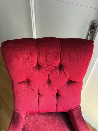 Sillón de terciopelo burdeos