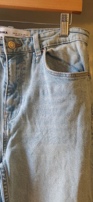 Vaqueros azules bajos deshilachados