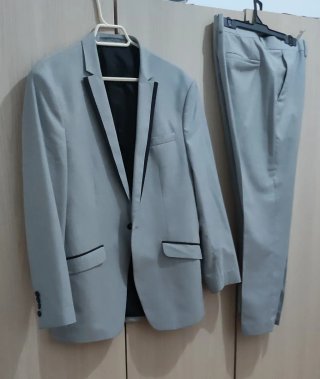 Traje de hombre gris con ribete negro
