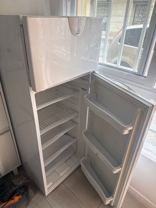 Nevera Indesit blanca