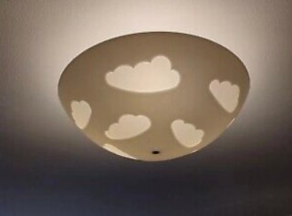 Lámpara de techo infantil con nubes