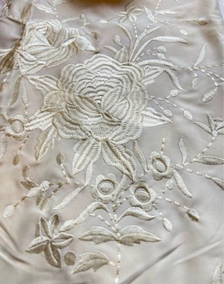 Pack Mantón, Flor y Pendientes Beige