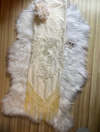Pack Mantón, Flor y Pendientes Beige